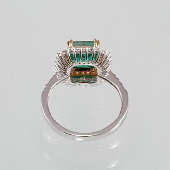 RING, 18K guld och vitguld med briljantslipade diamanter ca 0.61 ct och smaragdslipad smaragd ca 2.11 ct. Vikt 4,6 gram.