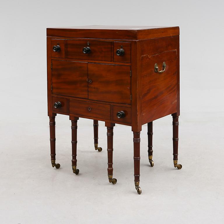 KOMMOD, England, 1800-talets mitt.