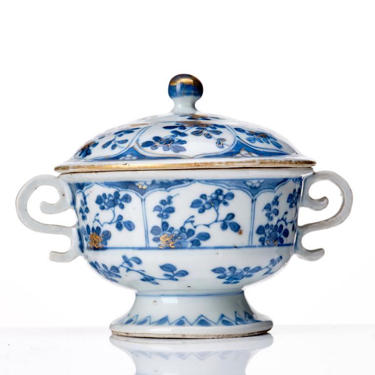 A blue and white equelle with cover, Qing dynasty, Kangxi (1662-1722).