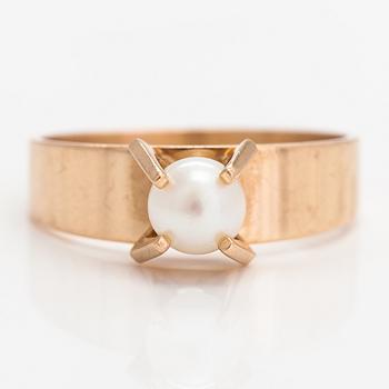 Elis Kauppi, A 14K gold ring with a cultured pearl. Kupittaan kulta, Turku 1969.