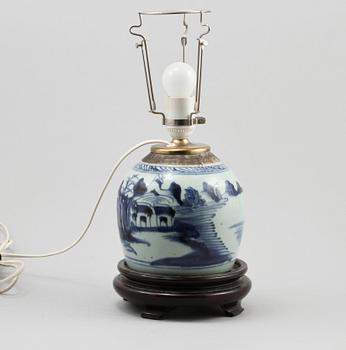 BORDSLAMPA, porslin, Kina, 1800- och 1900-tal.