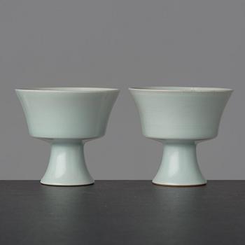 STEMCUPS ett par, porslin. Kina, 1900-tal med Yongzhengs märke.