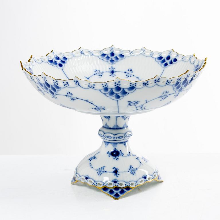 Royal Copenhagen, fat på fot, modell 1020, "Musselmalet Helblonde", Danmark.