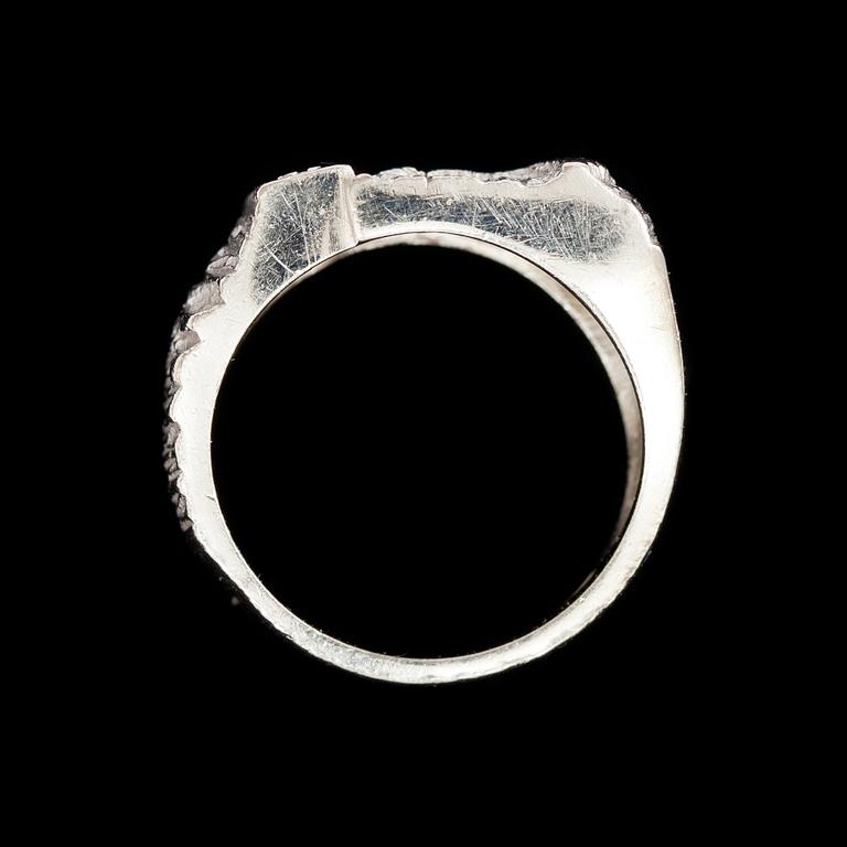 RING, 18k vitguld med 3 briljantslipade diamanter, tot ca 0,10 ct. 1976. Vikt 7,2 g.