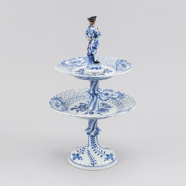 A porcelain table decoration/cookie platter from Teichert Meissen, around the year 1900.