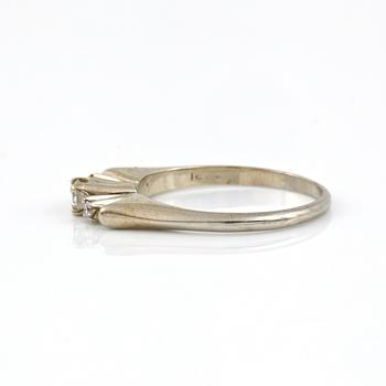 RING, 18K vitguld med 3 briljantslipade diamanter, tot ca 0,23 ct. Vikt 3,90 g.