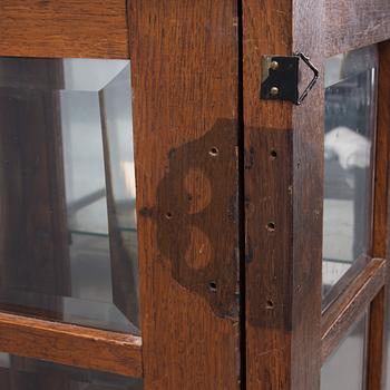 VITRINSKÅP, enligt given uppgift ritad av arkitekt Gustaf Nyström,  ca 1900.