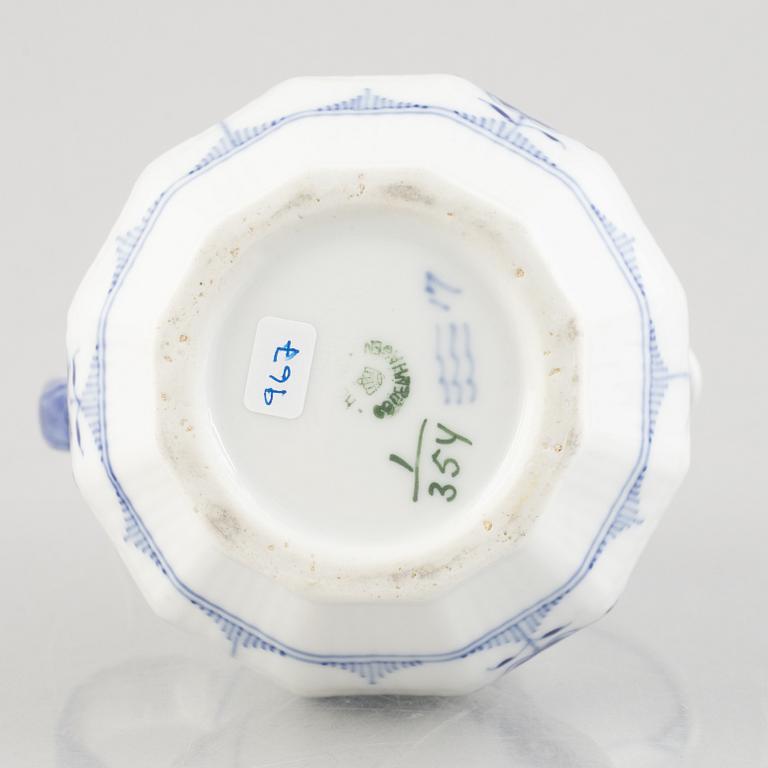Kanna, porslin, Royal Copenhagen, "Musselmalet", modell 354, 1898-1923.