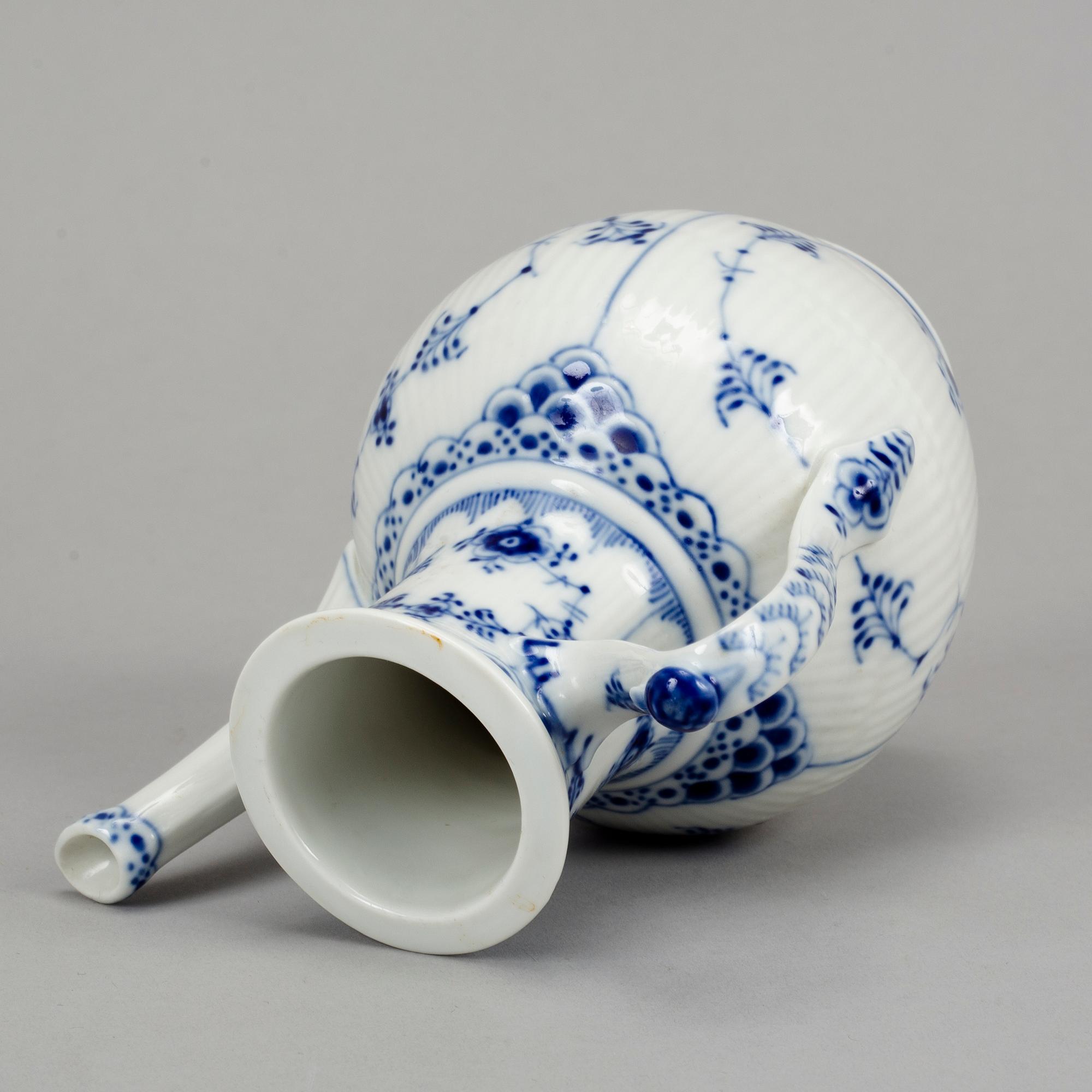 Royal Copenhagen, a 'Musselmalet' part service, Denmark (14 pieces).