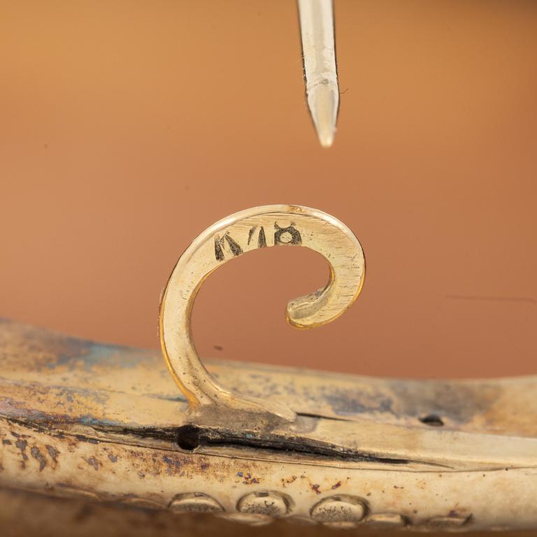 Brooch, 18K gold with shell cameo.