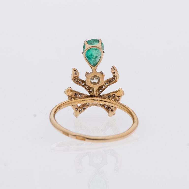 RING, smaragd, briljantslipade diamanter, 18K guld. Sovjetunionen.