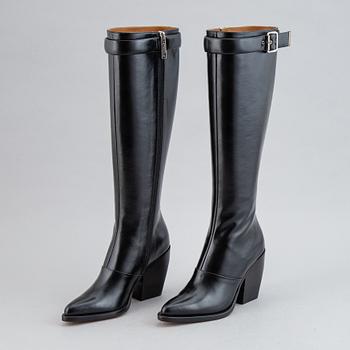 Chloé, a pair of black leather 'Serina' boots, size 36½.