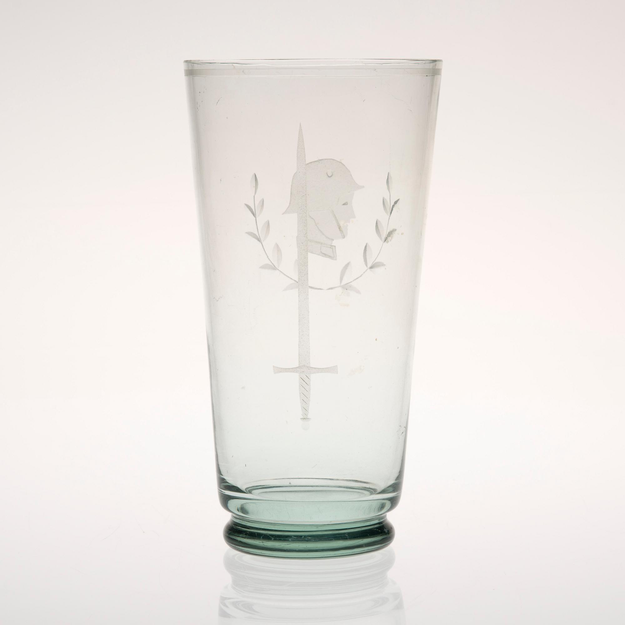 VAS, glas, signerad G. Hongell, Karhula 1942.