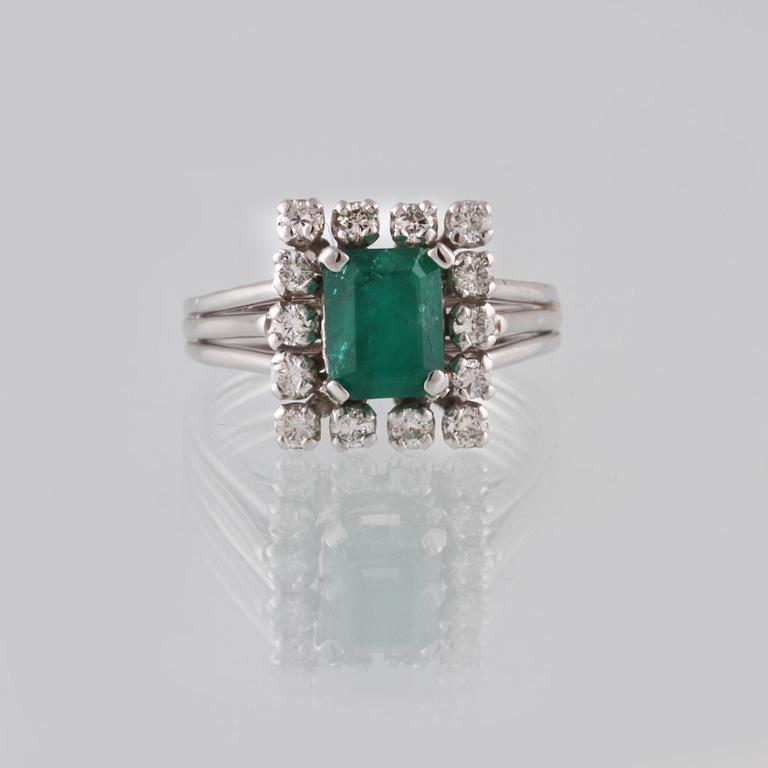 RING, 18K vitguld med smaragdslipad smaragd ca 1.30 ct och briljantslipade diamanter ca 0.50 ct. Vikt 5,5 gram.
