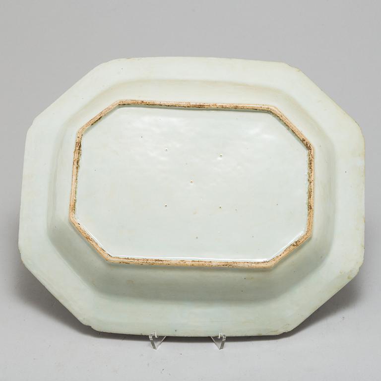 A Chinese porcelain dish, Qianlong (1736-1795).