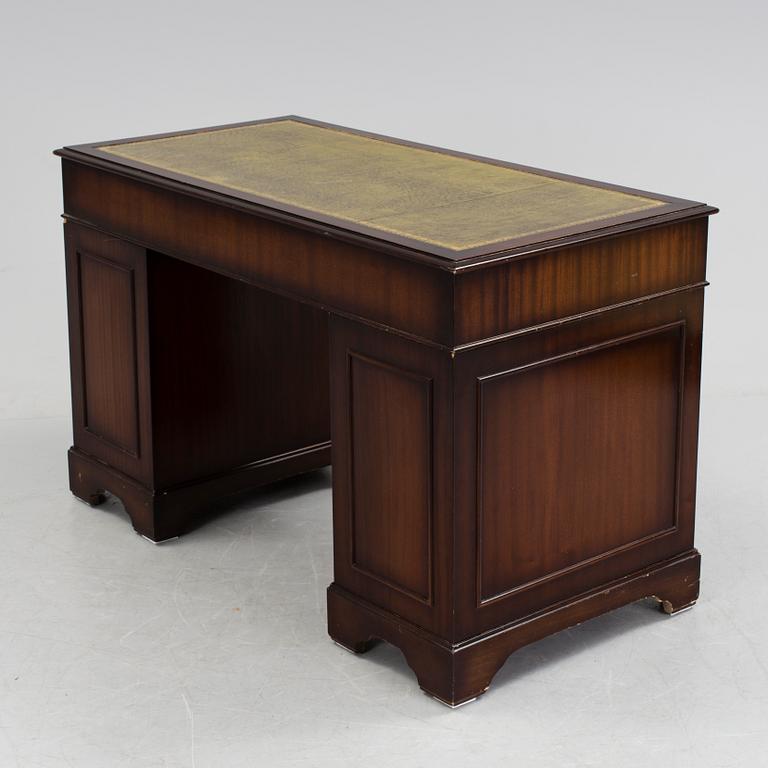 SKRIVBORD med STOL, engelsk stil, 1900-talets fjärde kvartal.