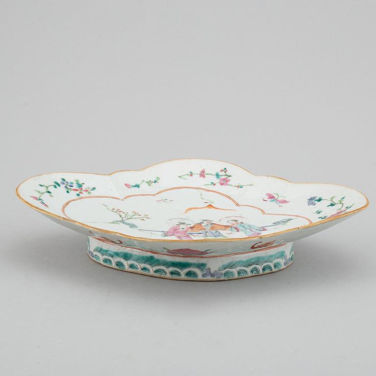 A famille rose tazza, late Qing dynasty, late 19th century.