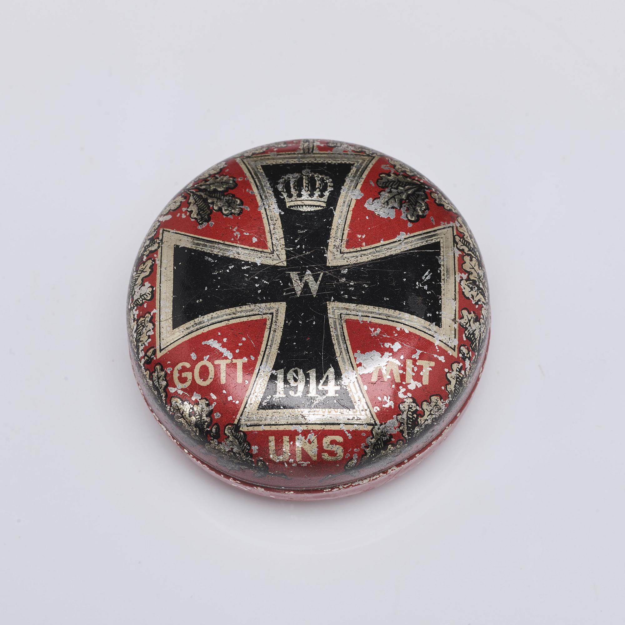 Bordsklocka, bricka, askfat, dosa, klämma och miniatyrskepp, nysilver och mässing. 1900-tal.