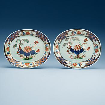 A pair of Imari serving dishes, Qing dynasty, Qianlong 18th Century.