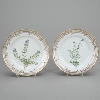 ASSIETTER, 4 stycken, porslin, modell "3573", "Flora Danica", Royal Copenhagen.