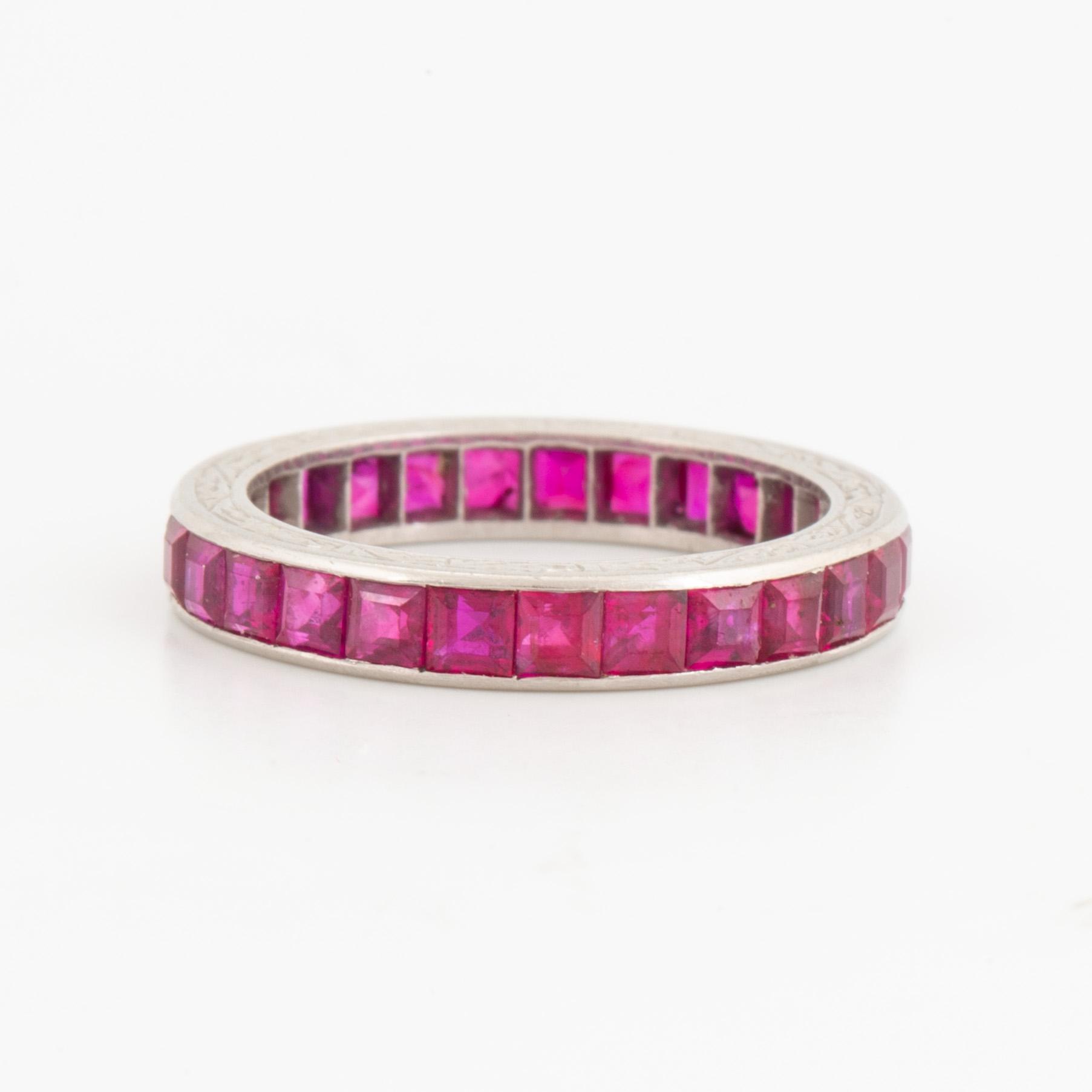 RING, hellallians med carréslipade rubiner.