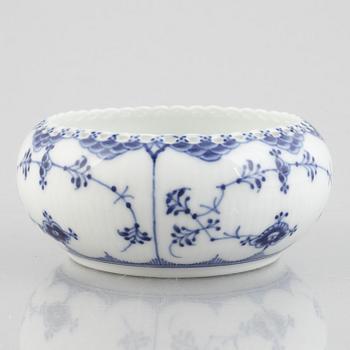 A 'Blue Fluted Full Lace' / 'Musselmalet' porcelain bowl, model 1183, 1898-1923.