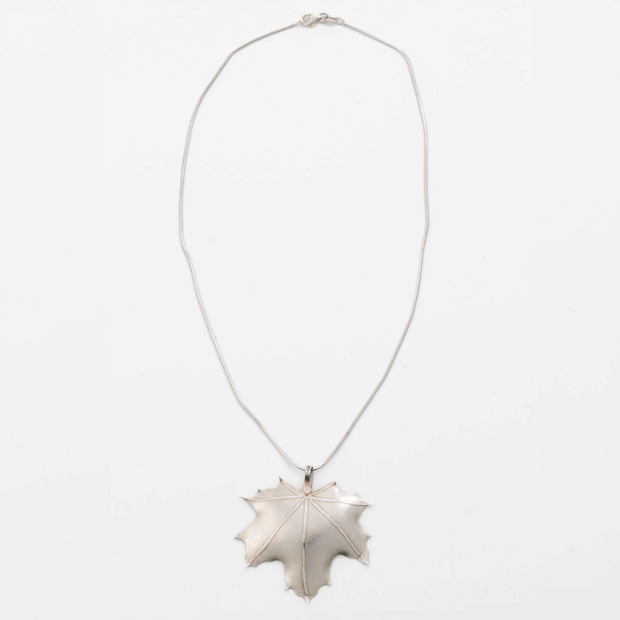 Caroline Lindholm, Pendant with chain, silver, in the form of maple leave.