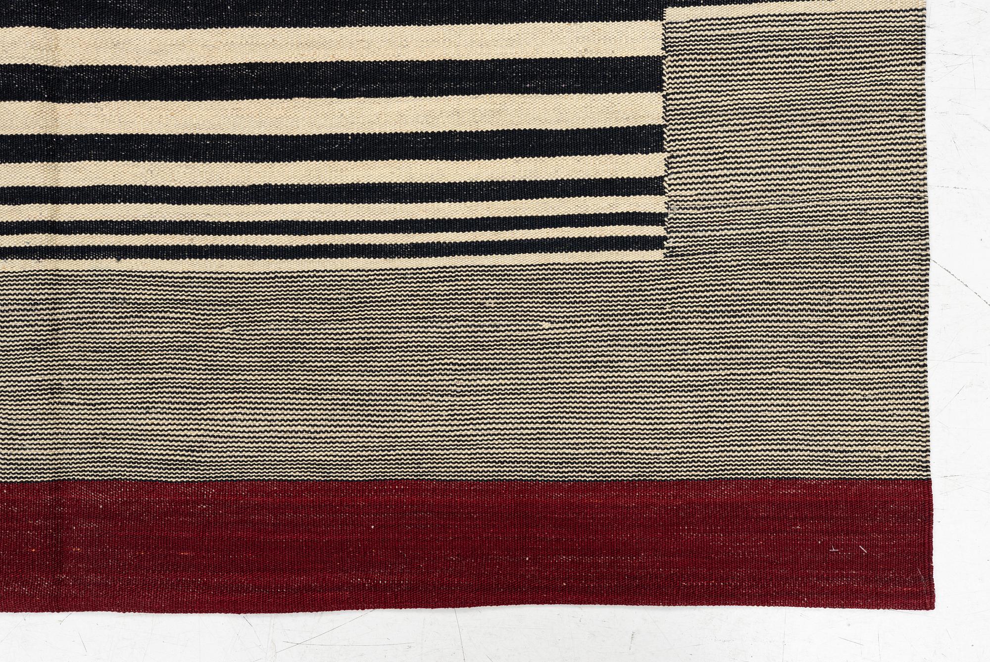 Matta, slätvävd, ca 235 x 175 cm.