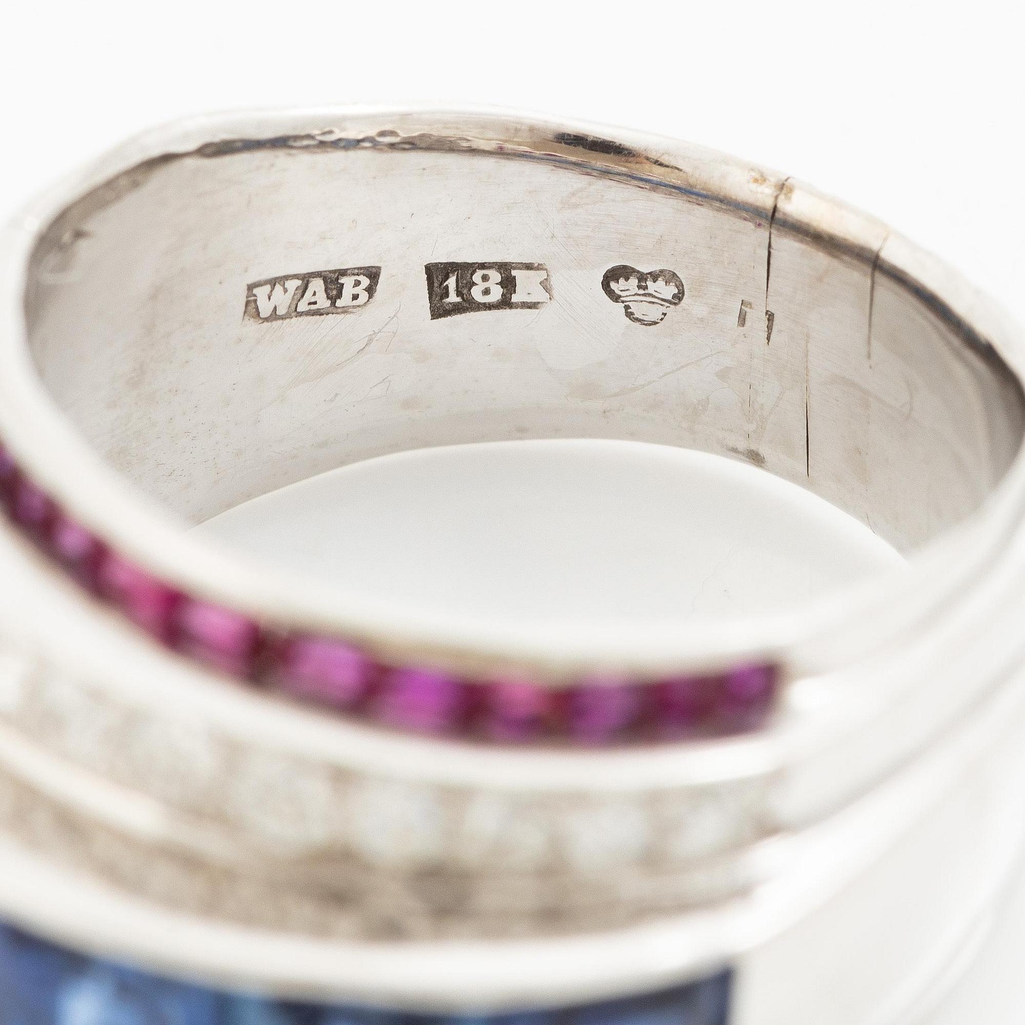 W.A. Bolin ring 18K vitguld med gammal- och åttkantslipade diamanter samt fasettslipade safirer och rubiner.