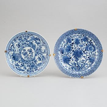 Two blue and white decorated plates, Qing dynasty, late 19th century.