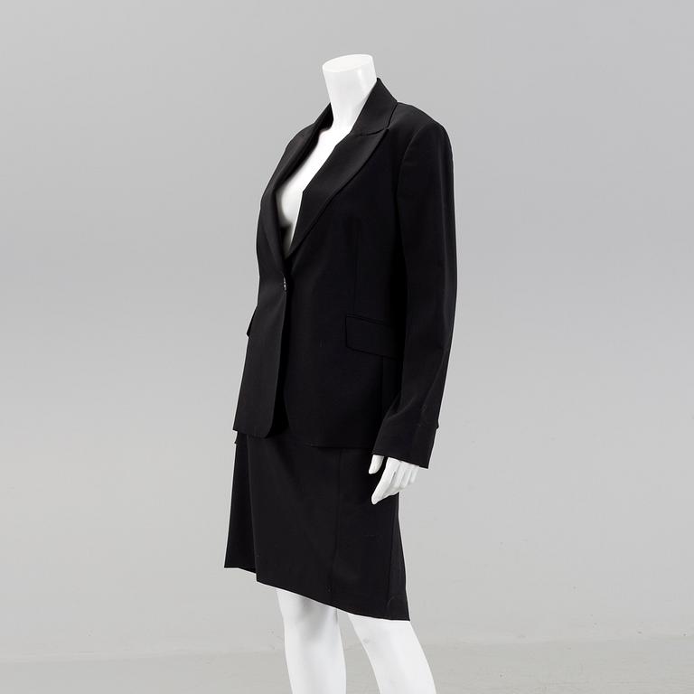 An Burberry suit, in size 42.