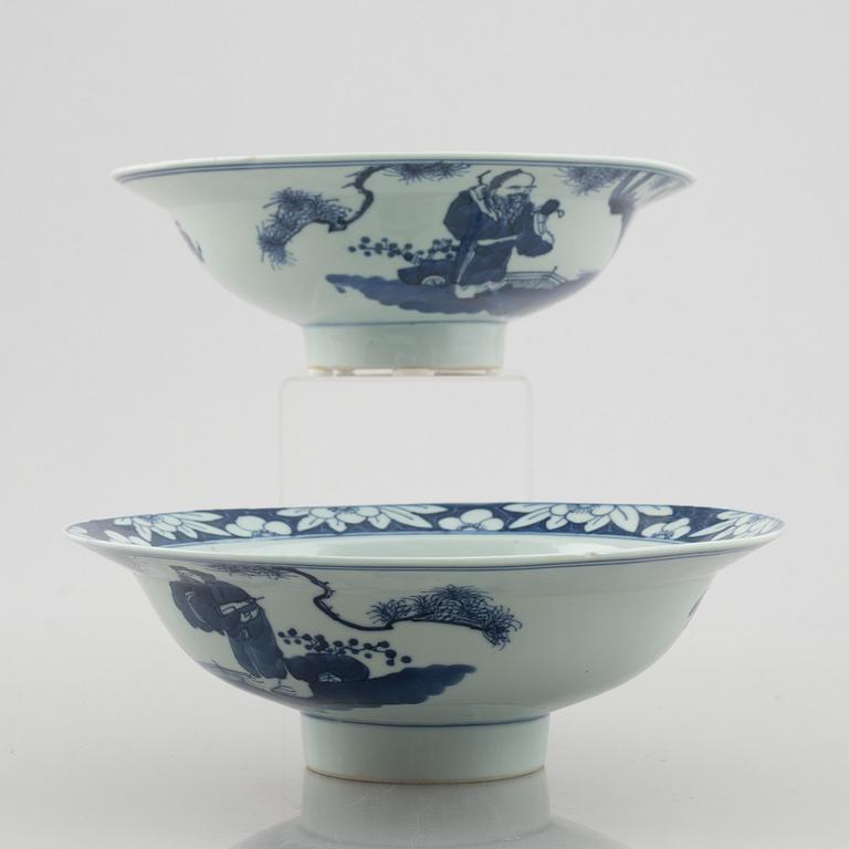 A blue and white porcelain vase and a pair of bowls, China, 19th-20th century.