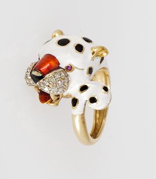 685. RING, i form av panterhuvud med små diamanter och vit och röd emalj.