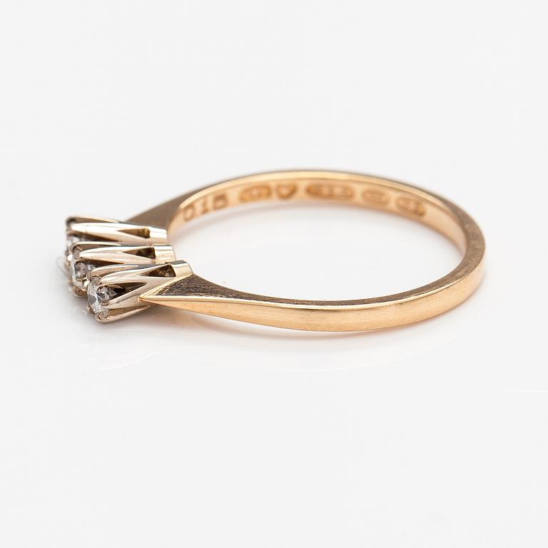 Elis Kauppi, Sormus,, 14K kultaa, timantteja n. 0.15 ct yht kaiverruksen mukaan. Kupittaan Kulta, Turku 1981.
