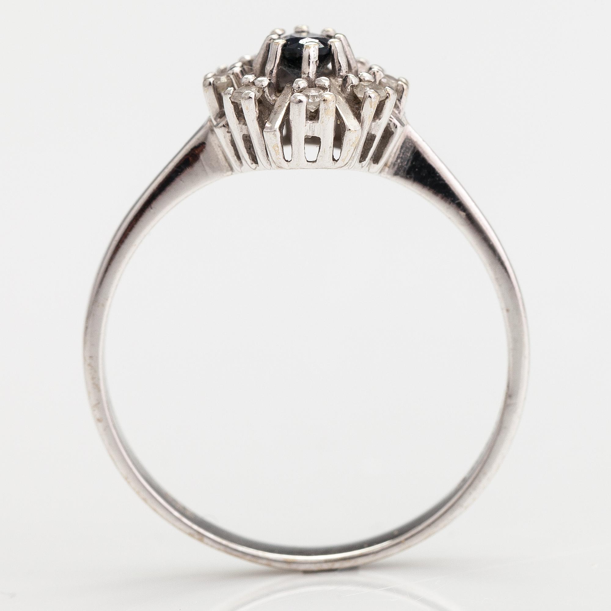 A 14K white gold ring with a sapphire and diamonds ca. 0.08 ct in total. Import marked Mauri Hyvärinen, 1986.