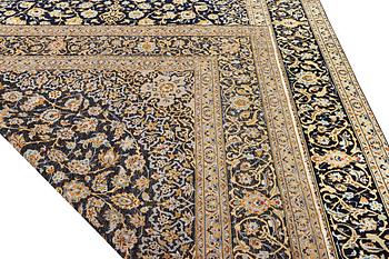 A Kashan carpet, a. 422 x 306 cm.