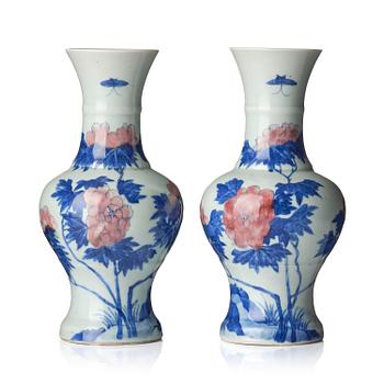 932. Vaser, ett par, porslin. Qingdynastin, 1800-tal.
