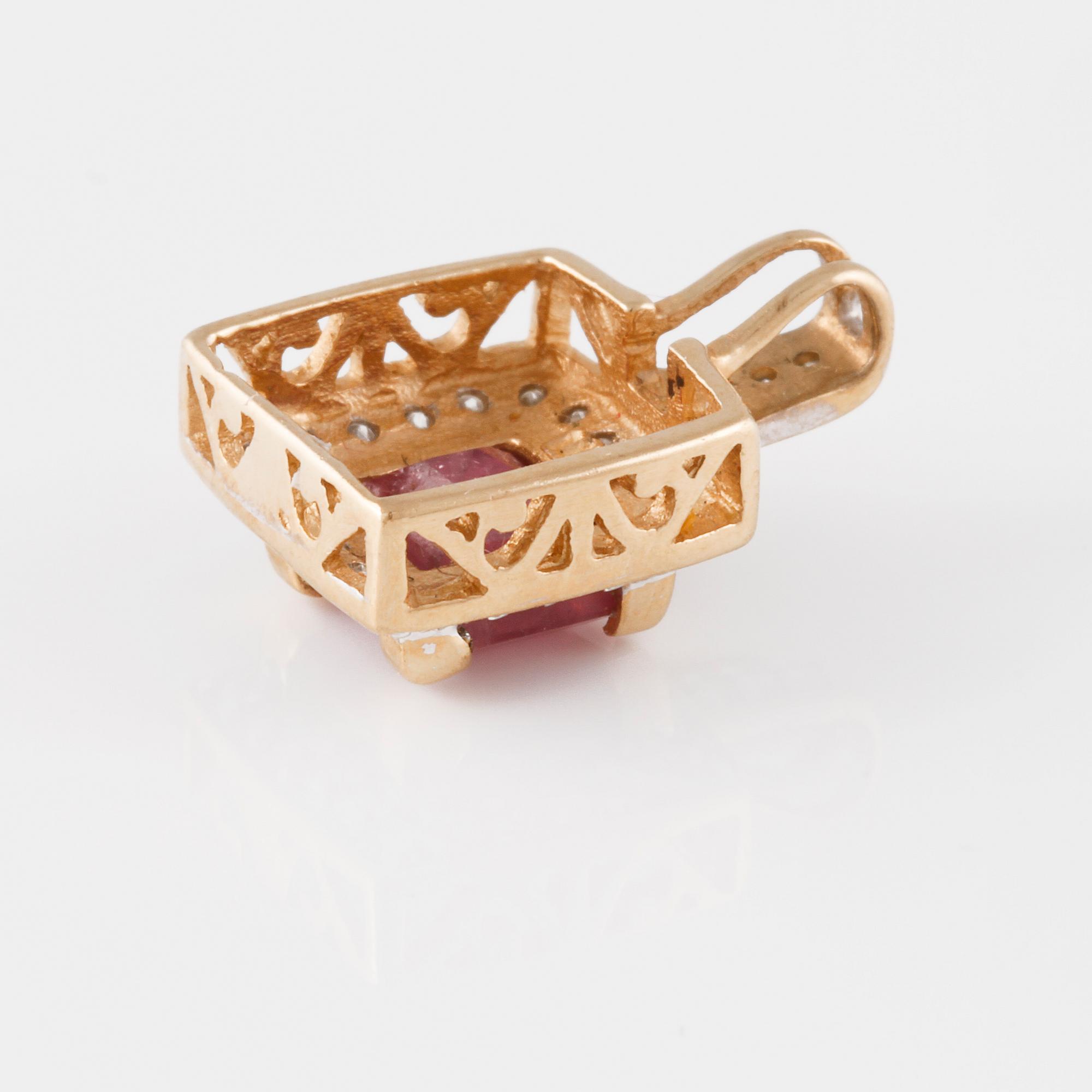 HÄNGE, 14K guld med fasettslipad rubin samt briljantslipade diamanter. Vikt 1,9 gram.