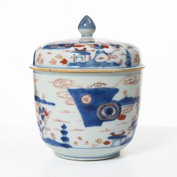 An Imari porcelain bowl with cover, China, 18th/19th century.