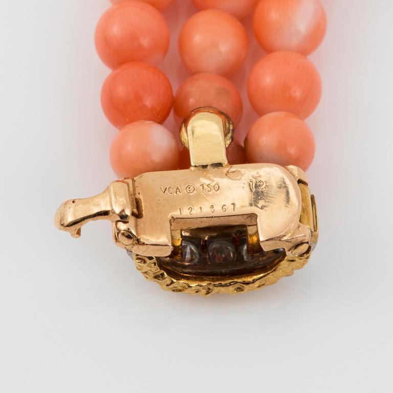 COLLIER/TVÅ ARMBAND, signerade Van Cleef & Arpels, i ljus korall samt briljantslipade diamanter totalt ca 1.50 ct.