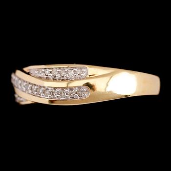 RING, 18 k guld, med små briljantslipade diamanter. Total vikt ca 5 gram.