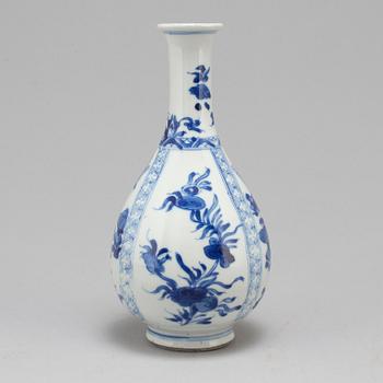 A blue and white bottle vase, Qing dynasty, Kangxi (1662-1722).