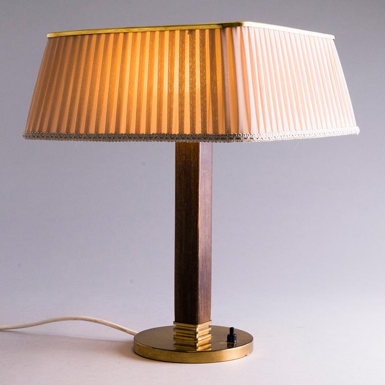 Paavo Tynell, A mid 20th century '5066' desk lamp for Taito Oy, Finland.