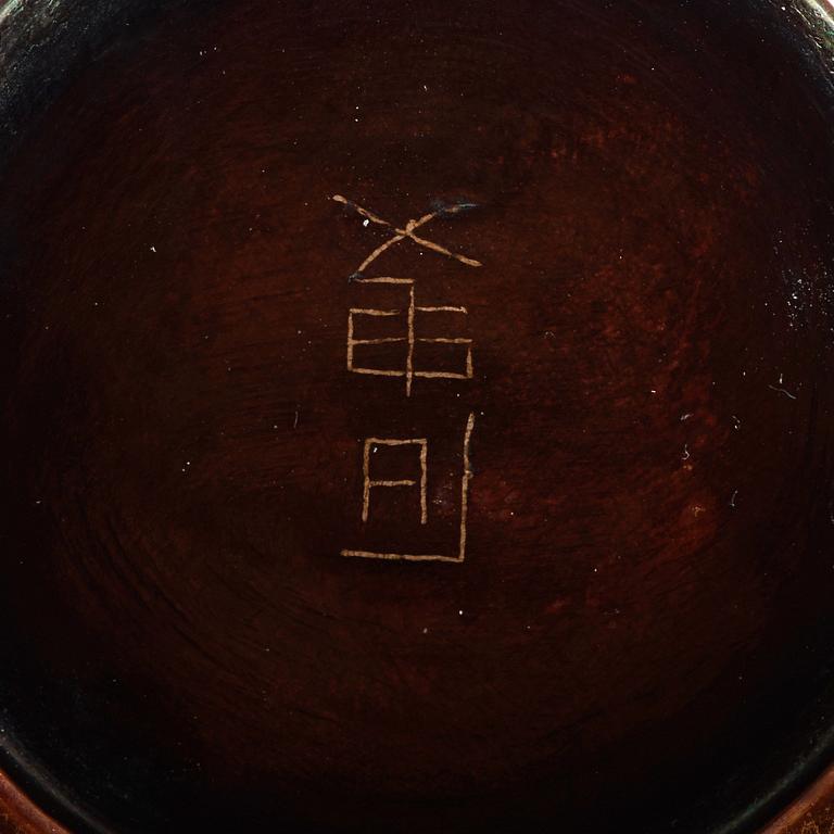 A copper alloy brush pot, late Qing dynasty (1644-1912).