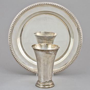 POKAL samt BRICKA, silver, C G Hallberg, Stockholm, 1917 resp 1957. Vikt 891 g.