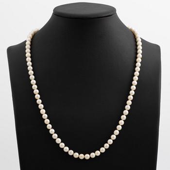 Pärlcollier med odlade pärlor, lås 18K vitguld med rosenslipade diamanter och carréslipade safirer.