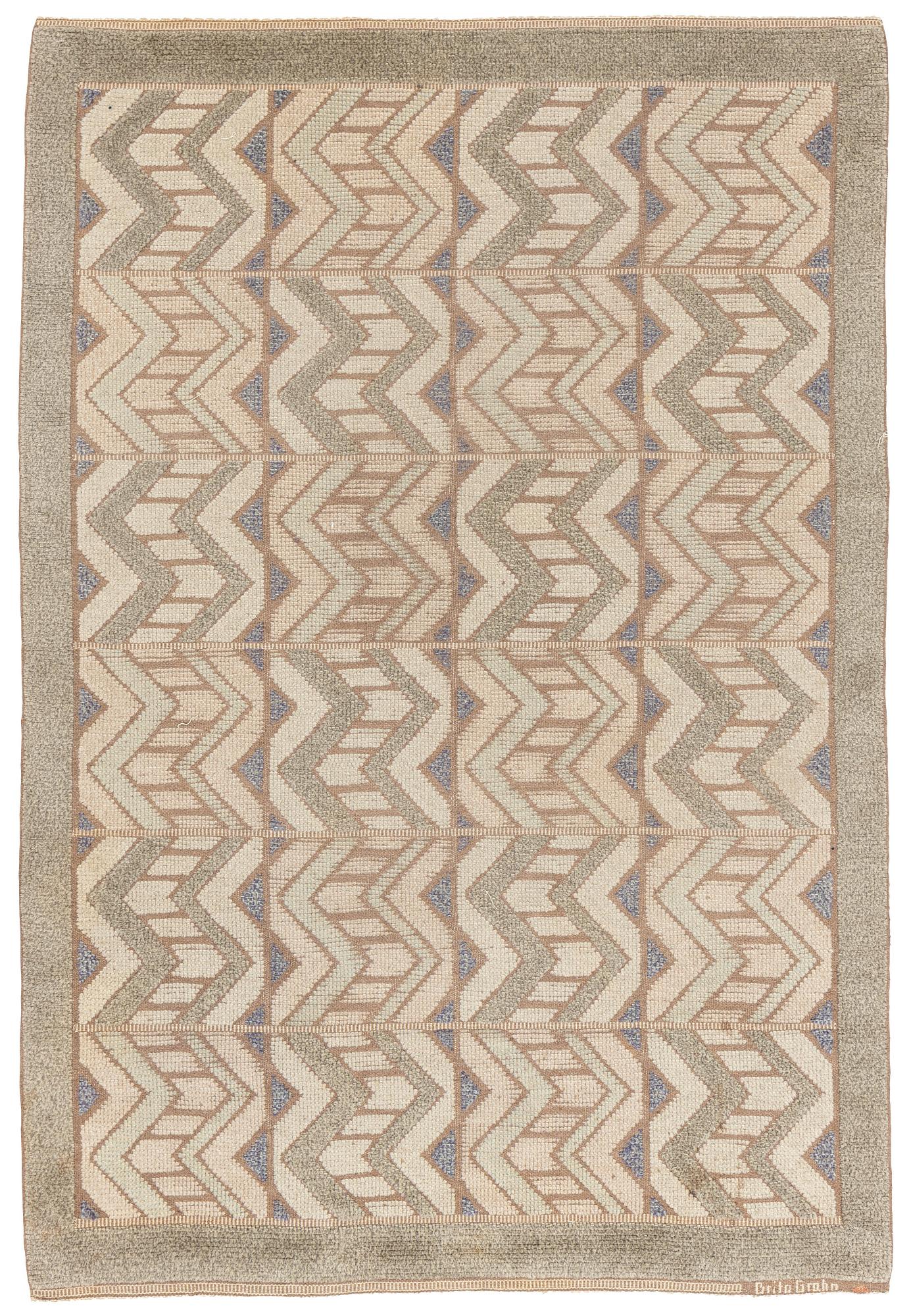matta, reliefflossa, ca 239 x 167 cm (samt kortsidorna med 2,5 resp 3,5 cm slätväv på vardera sida), signerad.