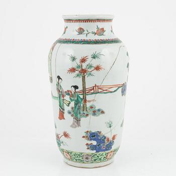 A wucai decorated vase, Qing dynasty, 19th Century.