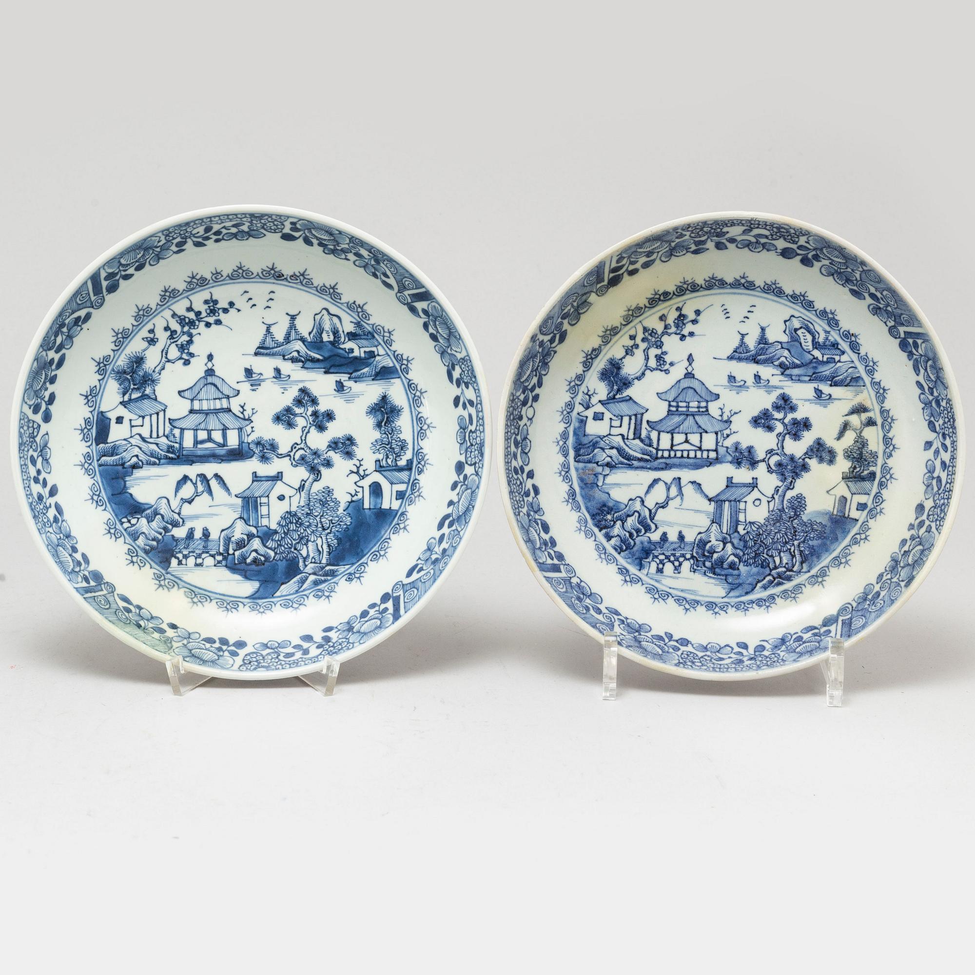 SERVERINGSFAT, SKÅLFAT, ett par, samt SKÅLAR, ett par, kompaniporslin. Qingdynastin, Qianlong (1736-95).