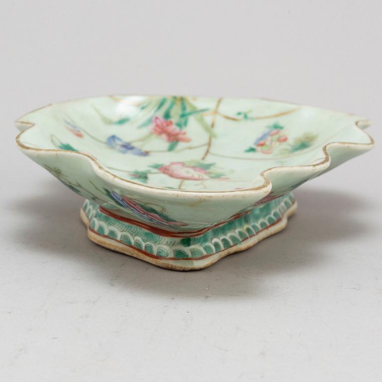 A leaf shaped dish, Qing dynasty, circa 1900.